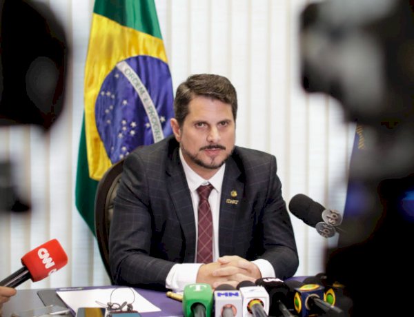 Senador Marcos do Val recua sobre afastamento e diz ser vítima de perseguição de reputação